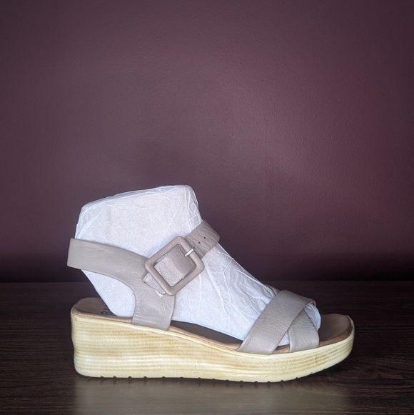 Bueno Taupe Strappy Wedge Sandals - Picture 2 of 8